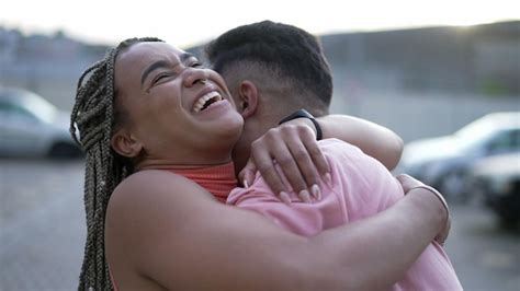 Uma Jovem Negra Feliz Abra Ando Um Membro Da Fam Lia Irm Brasileira