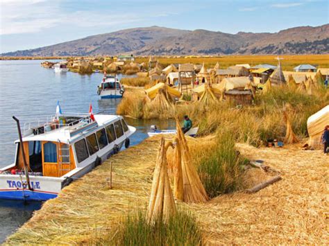 Isla Flotante De Los Uros Casona Tours