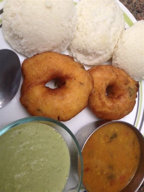 Shwetha's Yummy Kitchen: Idli Vada Sambar Chutney-Delicious