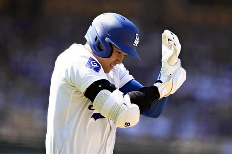 ドジャース大谷翔平、左手首付近にデッドボール顔をゆがめ手を握ったり開いたり 読売新聞