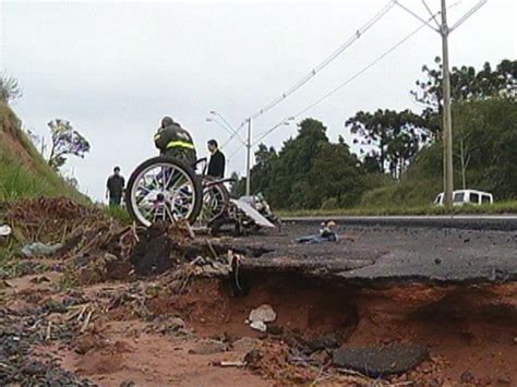 G1 Buraco pode ter provocado acidente entre carroça e carro em