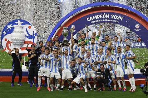 Messi Di María Y Otamendi Recogen El Trofeo De La Copa América 2024