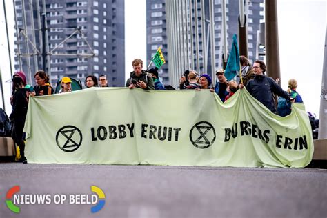 Demonstranten Van Extinction Rebellion Bezetten Erasmusbrug Nieuws Op