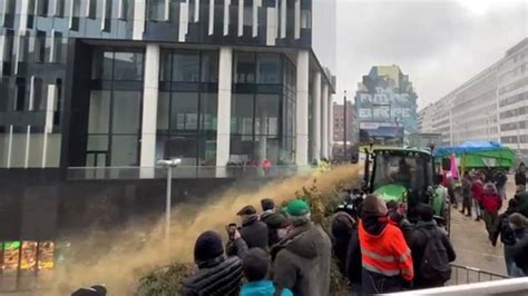 Protest Masiv Al Fermierilor Din Nou La Sediul Ue Anvelope Incendiate