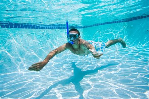 El Nadar Bajo El Agua En Piscina Foto De Archivo Imagen De Azul