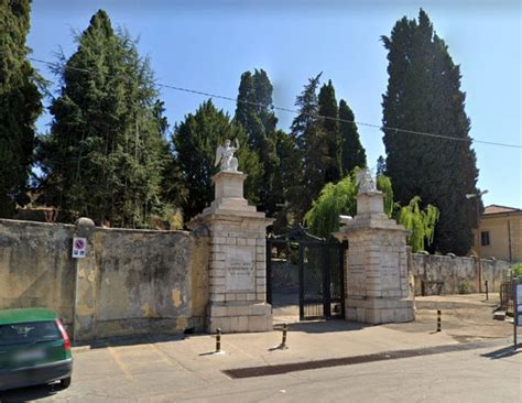 Sesso E Droga Nel Cimitero Di Sezze Ai Festini Hard Politici Medici