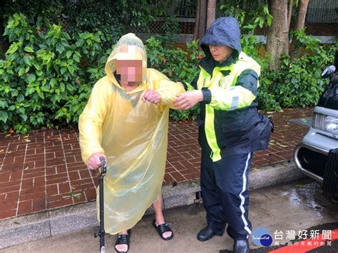 失智老翁冒雨尋友迷途 平鎮警馳援助返家 Yahoo奇摩汽車機車