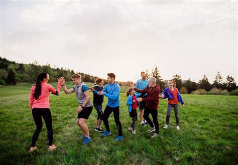 Gran Grupo De Personas Activas Y En Forma Descansando Tras Hacer