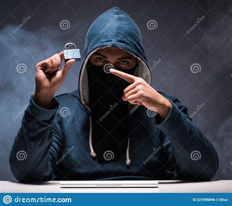 Hacker Do Computador Trabalhando Na Sala Escura Foto De Stock Imagem