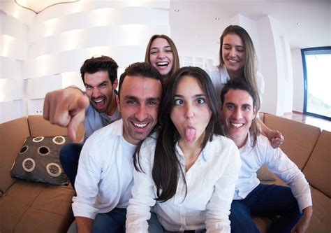 Grupo De Amigos Tirando Foto De Selfie Tablet Em Casa Moderna