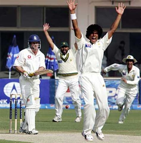 Mohammad Sami Traps Andrew Strauss Lbw Espncricinfo