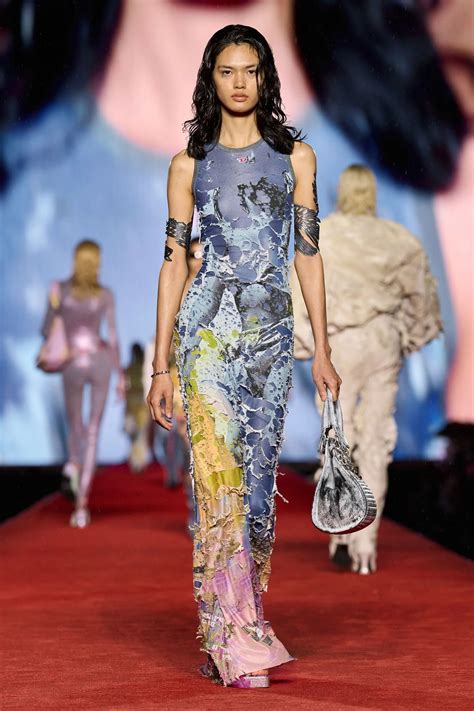Vestidos largos ajustados: la tendencia silenciosa que amenaza con