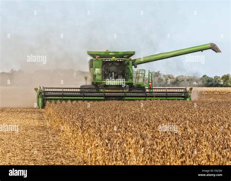 John Deere Combine S670 Harvesting Soybeans Stock Photo Alamy