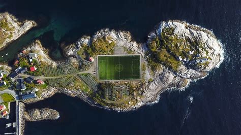 Henningsvaer Stadium สนามฟุตบอลกลางทะเลนอร์เวย์ วิวสวยจนโลกต้องยอมรับ ! - tunebizz