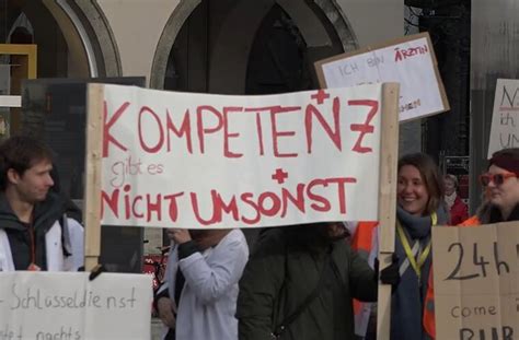 Warnstreik in Würzburg Ärzte der Uniklinik ziehen in Innenstadt