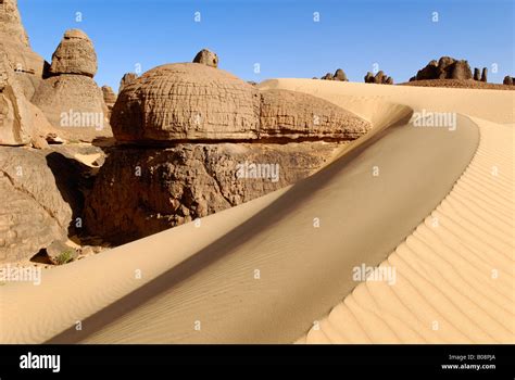 Rock formation dans le désert à Tin Akachaker Tassili du Hoggar