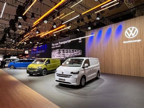 Maailmanensi Ilta Iaa 2024 Tapahtumassa Uusi Volkswagen Transporter Ja Uusi Volkswagen