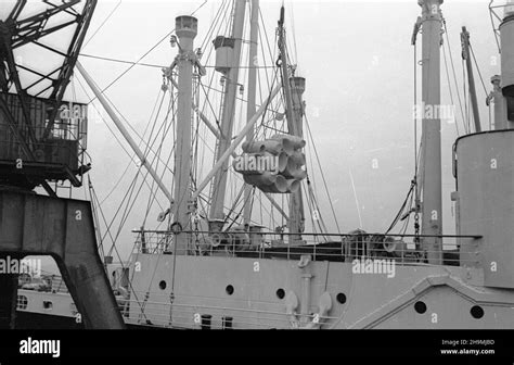 Gdynia 1948 09 26 Za³adunek koszy na statek pasaerski M s Batory