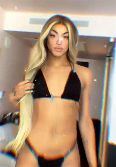 Pabllo Vittar Posa Em Miami Beach Biquininho Detalhes Em Couro