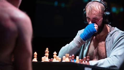 Le Chessboxing Lart De Mettre Des Coups De Poings Et Des Coups De