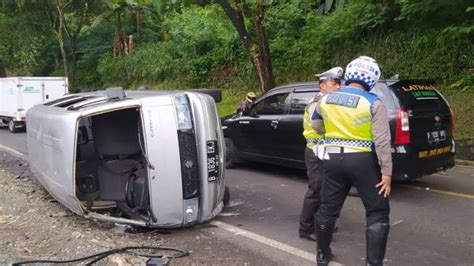 Minibus Hilang Kendali Di Jalan Raya Cianjur Cipanas Tabrak Pemotor