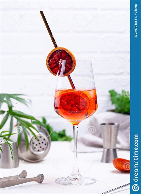 Cocktail De Spritz De Aperol Laranja De Sangue Imagem De Stock