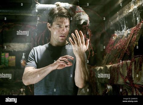 TOM CRUISE, WAR OF THE WORLDS, 2005 Stock Photo - Alamy