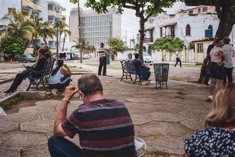 Cubanos dan cuenta de una ola de paroles humanitarios denegados llegó