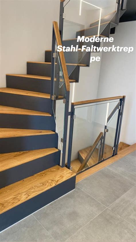 Moderne Stahl Faltwerktreppe mit Holzstufen und Glasgeländer