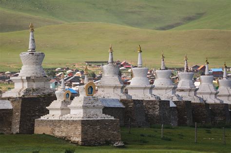 White Buddhist Stupas | Copyright-free photo (by M. Vorel) | LibreShot