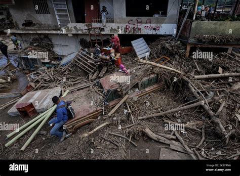 Las Tejerias Venezuela Th De Oct De Un Hombre Se Sienta En