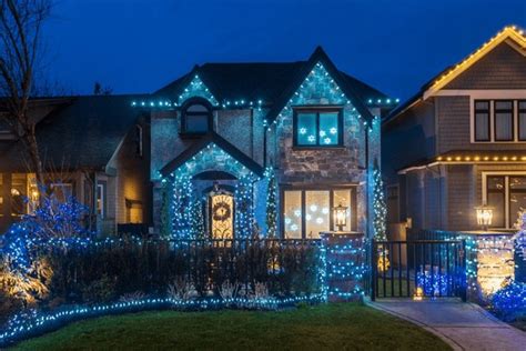 Christmas House Decorated At Night: Over 28,784 Royalty-Free Licensable ...