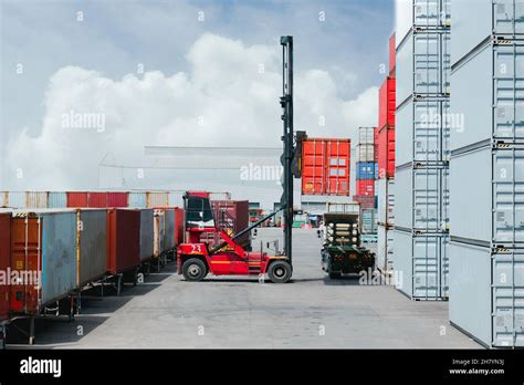 container forklift Moving containers into trucks Stock Photo - Alamy