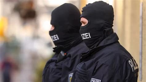 Polizei Durchsucht Berliner Wohnungen Bei Razzia Gegen Hass Postings