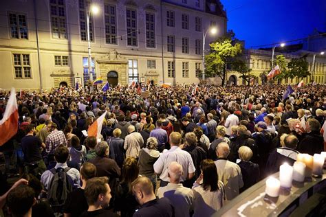 Ponad 100 tys osób protestuje w całym kraju w obronie sądów