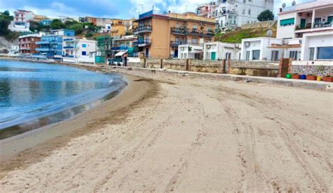 A Bacoli La Spiaggia Libera Di Marina Grande Torna Pulita E Per Tutti