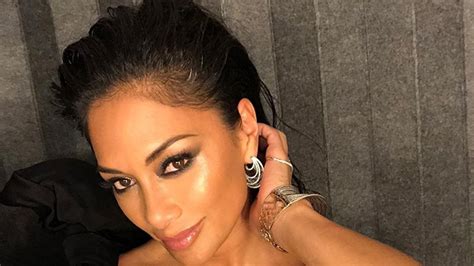 Nicole Scherzinger F Rd Ruh Ban Villantott Form S Feneket Life