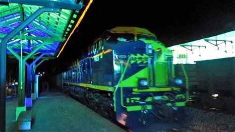 Cruzamento De Trens Na Iluminada Esta O Ferrovi Ria Na Cidade De Moeda