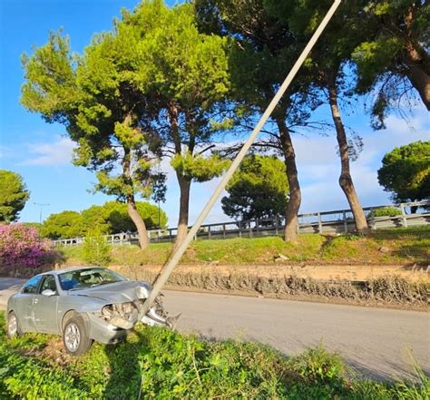 Un Automobilista Finisce Con L Auto Contro Un Palo Soccorso E Messo In