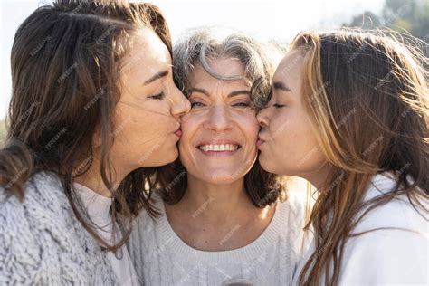 Premium Photo Mother Posing With Her Daughters At The Beach