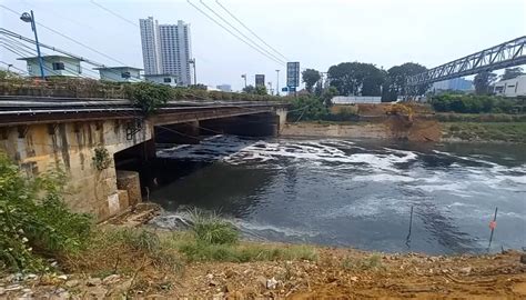 Air Kali Bekasi Kembali Tercemar Limbah Dari Bahan Pencucian Pewarna