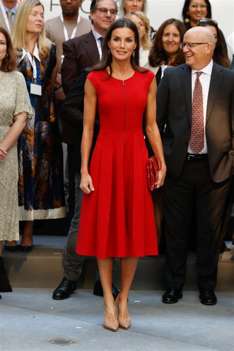 Letizia demuestra su apoyo al cine español con el vestido perfecto para