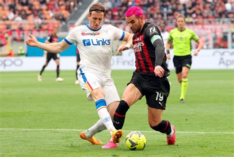 Theo Hernandez Baschirotto L Arbitro Assegna Il Rigore E Poi Va Al Var