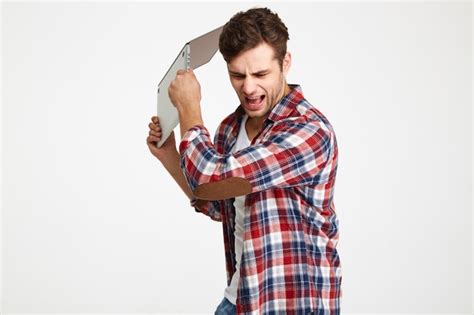 Retrato De Un Hombre Furioso Enojado Lanzando Su Computadora Port Til