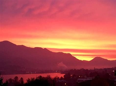 Lecco E Lo Spettacolo Dell Alba Un Cielo Tinto Di Rosso Alle Spalle