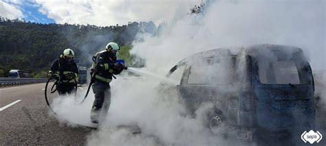 Un Incendio Calcina Una Furgoneta En Plena Autov A Del Cant Brico A