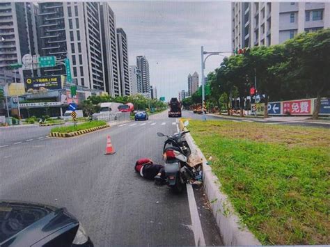 又是恐怖內輪差！ 預拌車與機車同時右轉擦撞 女騎士險遭捲輪下 社會 中時