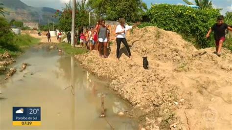 Vídeo Moradores de Nova Iguaçu reclamam de crateras e falta de