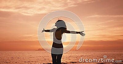 Silueta De Mujer Feliz Saltando A La Playa Disfrutando De La Puesta De