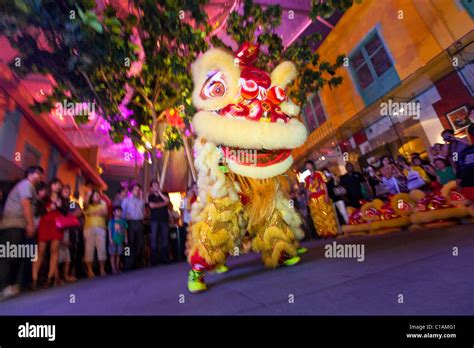 Lion dance singapore hi-res stock photography and images - Alamy